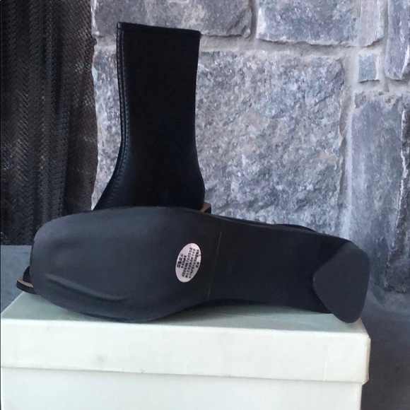 Simply adorable booties size 7 - Picture 4 of 5